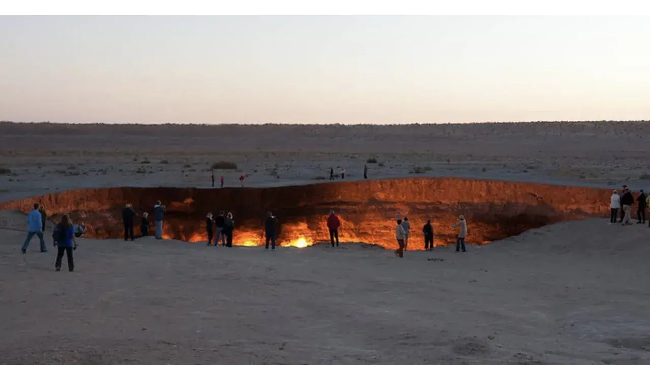 Wrota piekieł w Turkmenistanie, ogromny krater płonący gazem, przyciąga turystów.