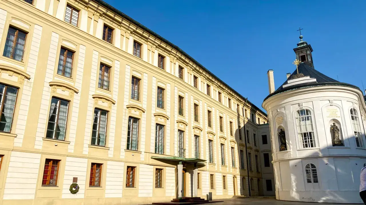 Zdobne budynki na Hradczanach, gdzie warto kupić bilety, by zwiedzić to miejsce.