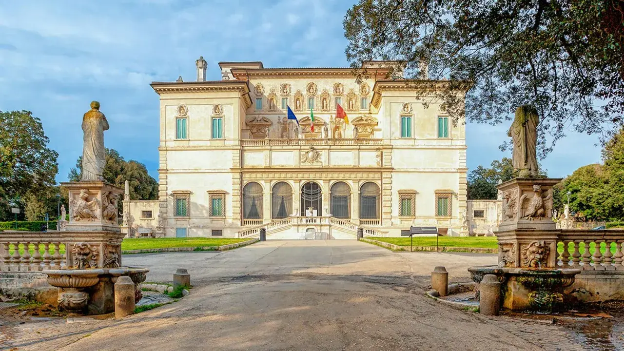 Willa Borghese z fontannami i rzeźbami. Warto kupić galeria Borghese bilety online, by uniknąć kolejek.