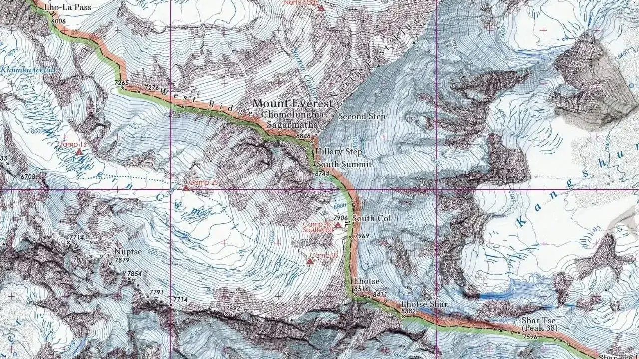 Mapa topograficzna z zaznaczoną trasą na Mount Everest. Widoczne obozy, przełęcze i szczyty, w tym Lho-La Pass, Khumbu Icefall, South Summit, Lhotse.