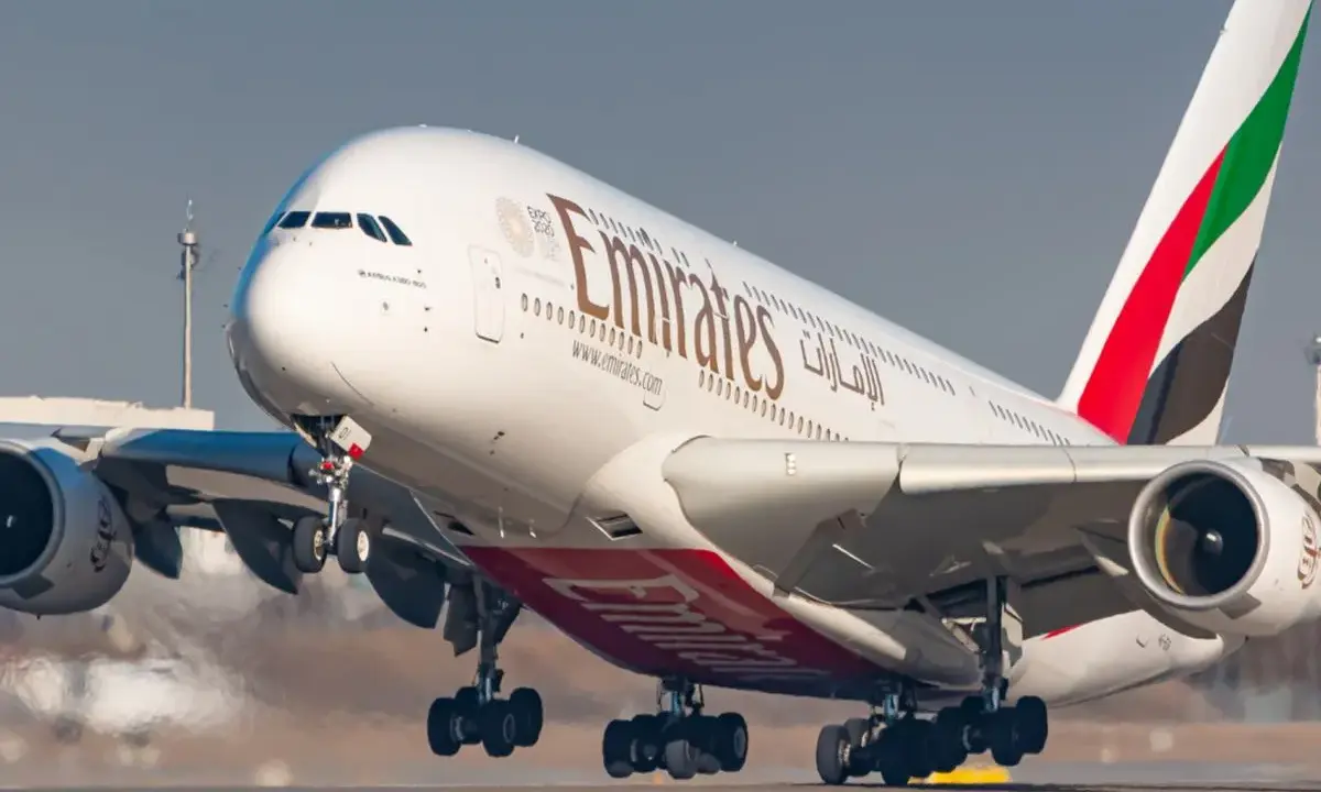 Emirates, jedne z najlepszych linii lotniczych, startuje. Ogromny samolot z charakterystycznym ogonem w barwach narodowych.