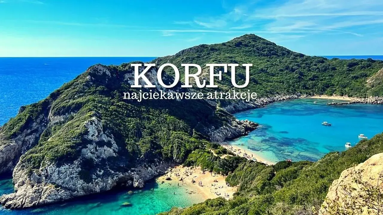 Korfu: zobacz malowniczą zatokę z krystalicznie czystą wodą i zielonymi wzgórzami. Idealne miejsce na wakacje!