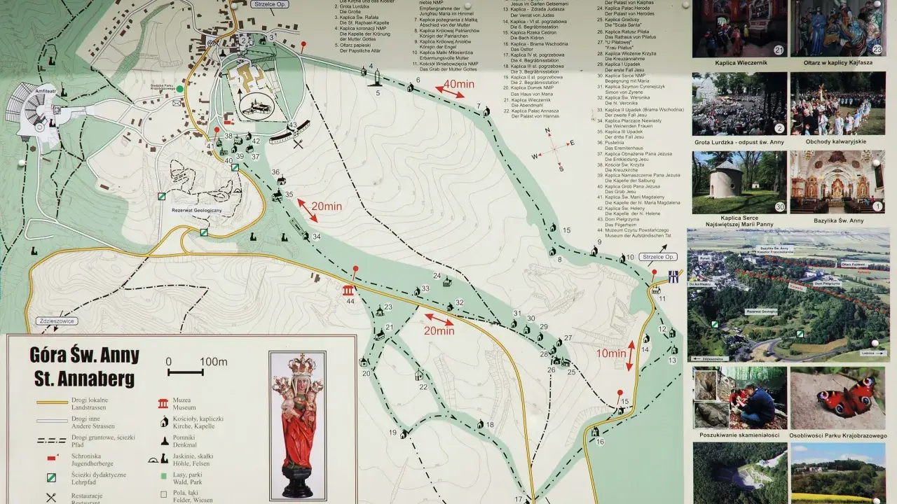 Mapa turystyczna Góry Świętej Anny z zaznaczonymi szlakami, kaplicami i zabytkami.