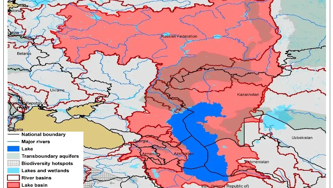 Mapa przedstawia dorzecze Wołgi, z zaznaczonymi rzekami, jeziorami i obszarami o wysokiej bioróżnorodności.