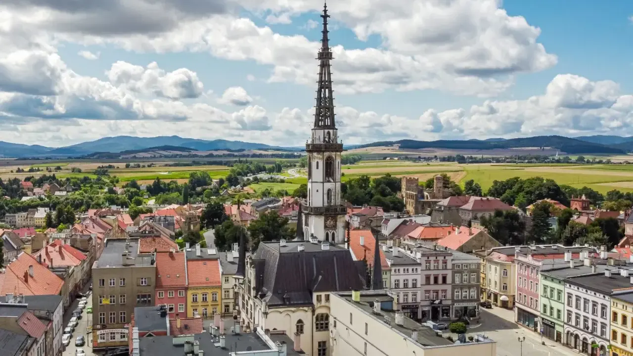 Urokliwe miasteczko z wieżą kościelną, idealne na jednodniową wycieczkę. Atrakcje do 30 km od Wrocławia czekają!