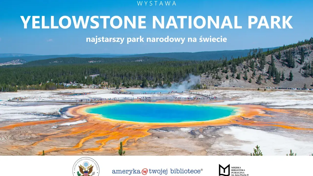 Wielobarwny basen termalny w Yellowstone, najstarszym parku narodowym na świecie, otoczony lasami i górami.