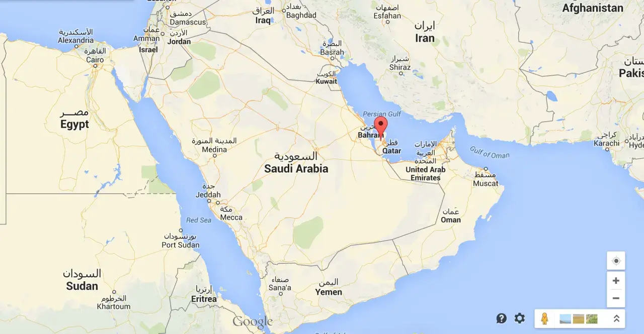 Mapa Google z zaznaczonym na czerwono Katarem na Półwyspie Arabskim.
