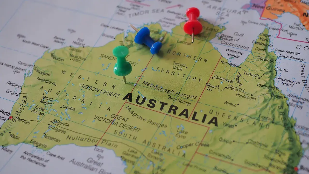 Gdzie jest Sydney? Na mapie Australii zaznaczono trzy punkty. Jeden z nich wskazuje na wschodnie wybrzeże, gdzie znajduje się Sydney.