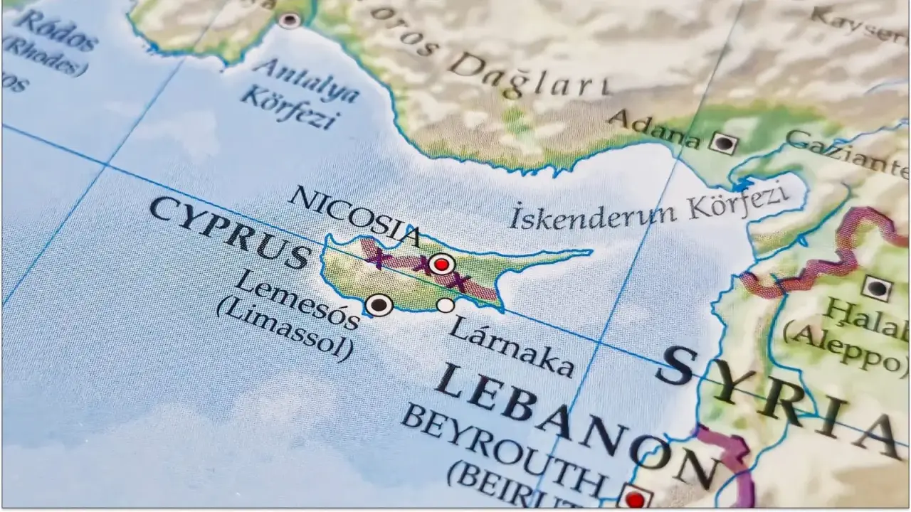 Mapa pokazuje Cypr, jego stolice Nikozję i inne miasta. Widać też fragmenty Turcji, Syrii i Libanu.