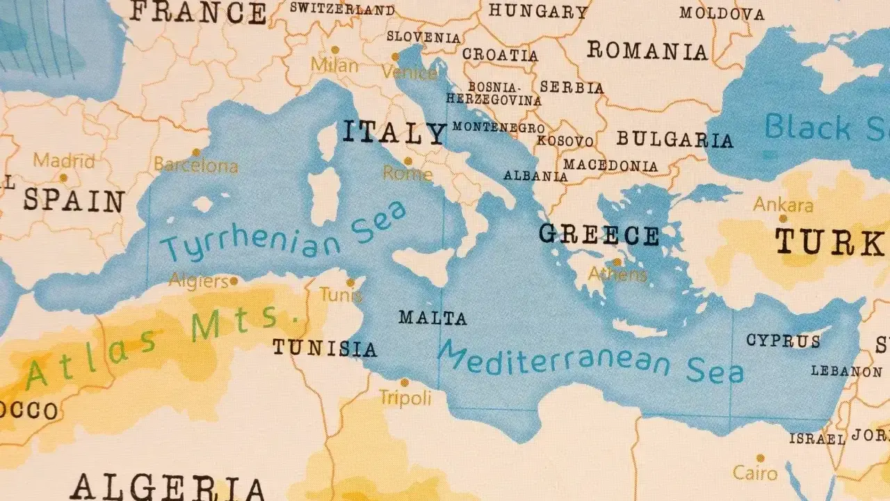 Mapa Morza Śródziemnego pokazuje, gdzie leży Sardynia – między Włochami a Tunezją, na Morzu Tyrreńskim.
