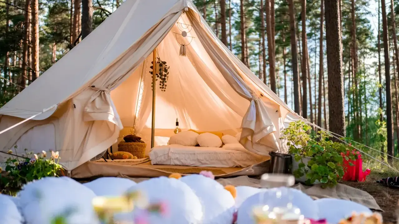 Glamping co to? Luksusowy namiot w lesie, z wygodnym łóżkiem i dekoracjami, zaprasza do odpoczynku na łonie natury.