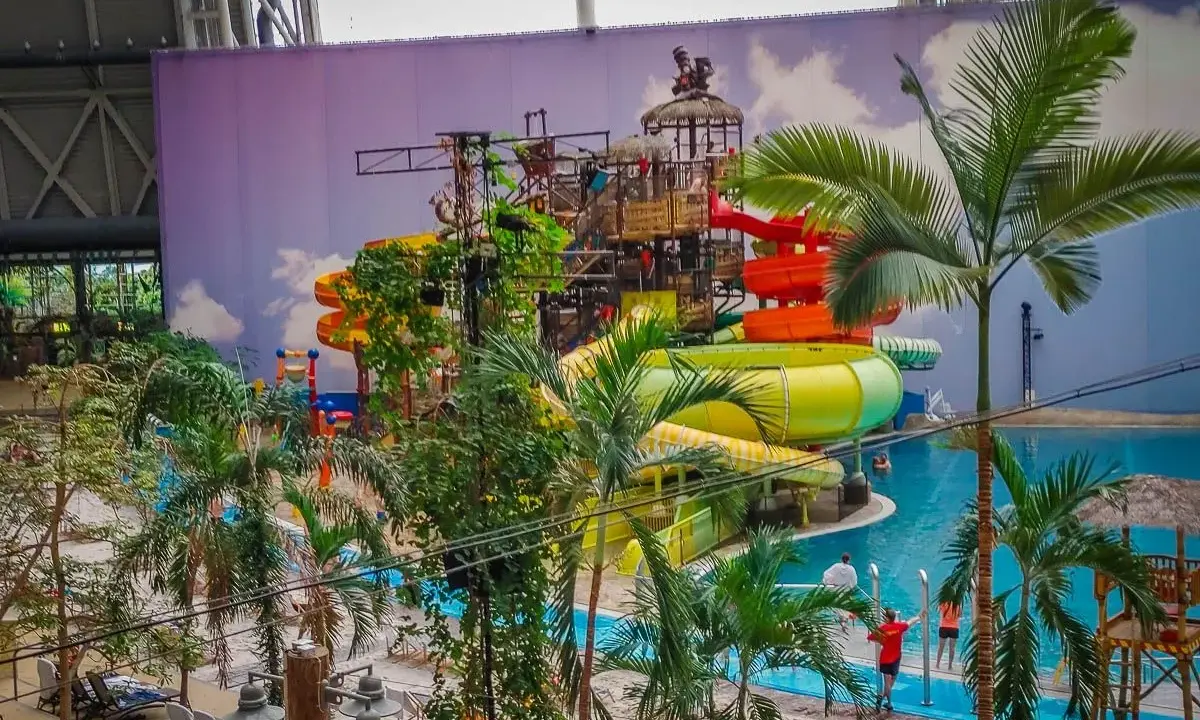 Wodne zjeżdżalnie i palmy tworzą tropikalny raj. Marzysz o wakacjach? Sprawdź bilety na tropical islands!