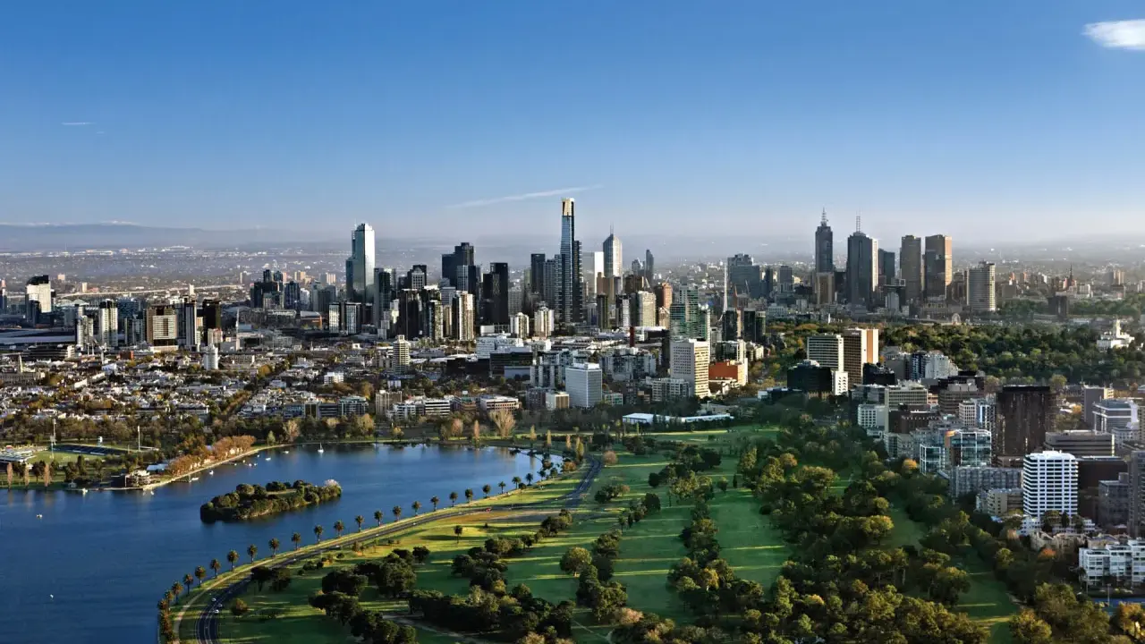 Widok na Melbourne, największe miasto Australii, z jego drapaczami chmur, parkiem i jeziorem.