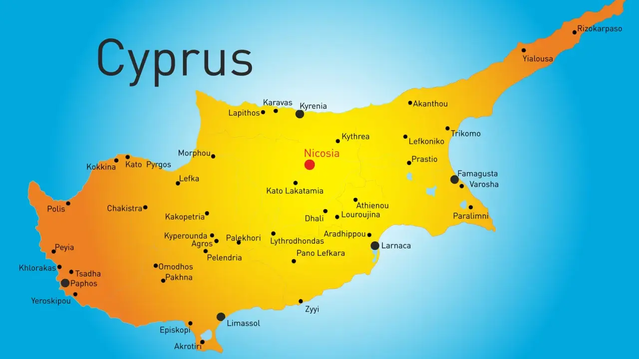 Mapa Cypru, wyspy na Morzu Śródziemnym, z zaznaczonymi miastami jak Nikozja, Limassol, Larnaka.