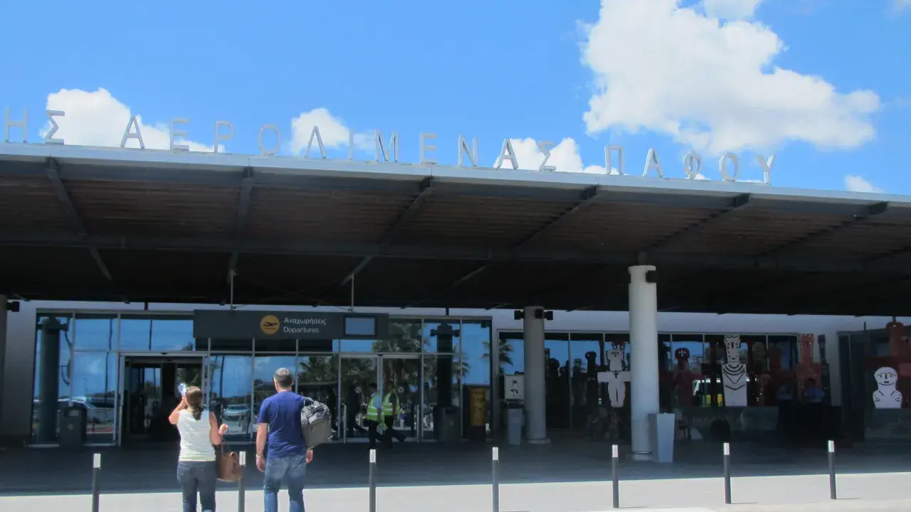 Lotniska na Cyprze: budynek lotniska w Pafos z napisem w języku greckim i angielskim.