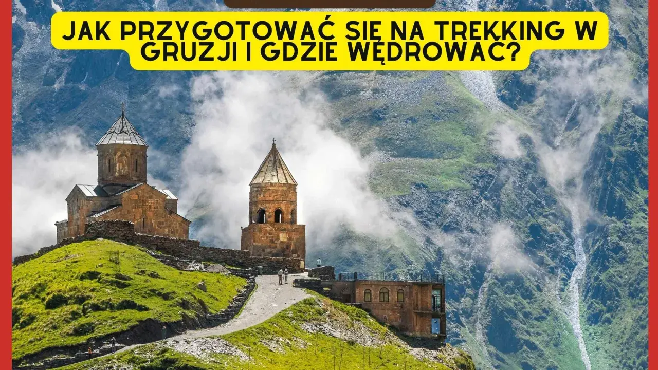Gruzińska cerkiew na zielonym wzgórzu w górach Kaukazu, otoczona mgłą.