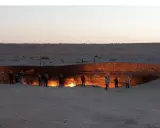 Wrota piekieł w Turkmenistanie, ogromny krater płonący gazem, przyciąga turystów.