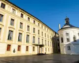 Zdobne budynki na Hradczanach, gdzie warto kupić bilety, by zwiedzić to miejsce.