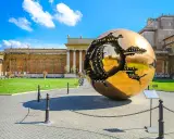 Złota kula w dziedzińcu Muzeów Watykańskich, idealne miejsce na zakup biletów do muzeum watykańskiego.