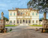 Willa Borghese z fontannami i rzeźbami. Warto kupić galeria Borghese bilety online, by uniknąć kolejek.