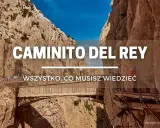 Caminito del Rey, ścieżka króla, wije się wśród skalnych wąwozów. Turyści w kaskach podziwiają widoki.