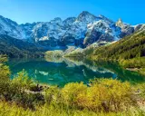 Piękne Morskie Oko, otoczone jesiennymi barwami i ośnieżonymi szczytami. Ile km do tego widoku? Warto!