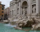 Fontanna di Trevi w Rzymie, wspaniałe dzieło sztuki, idealne na zwiedzanie Rzymu.