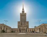 Imponujący Pałac Kultury i Nauki w Warszawie, jego monumentalna wysokość dominuje nad placem.