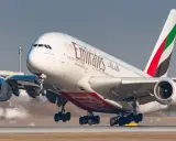 Emirates, jedne z najlepszych linii lotniczych, startuje. Ogromny samolot z charakterystycznym ogonem w barwach narodowych.