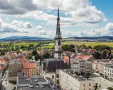 Urokliwe miasteczko z wieżą kościelną, idealne na jednodniową wycieczkę. Atrakcje do 30 km od Wrocławia czekają!