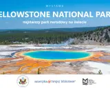 Wielobarwny basen termalny w Yellowstone, najstarszym parku narodowym na świecie, otoczony lasami i górami.