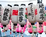 Jak świat czci zmarłych? Od fiesty w Meksyku po lampiony w Japonii