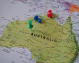 Gdzie jest Sydney? Na mapie Australii zaznaczono trzy punkty. Jeden z nich wskazuje na wschodnie wybrzeże, gdzie znajduje się Sydney.
