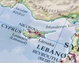 Mapa pokazuje Cypr, jego stolice Nikozję i inne miasta. Widać też fragmenty Turcji, Syrii i Libanu.