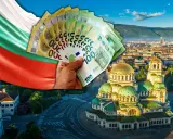 Bułgarska flaga, ręka trzymająca eurobanknoty i widok na cerkiew Aleksandra Newskiego w Sofii.