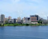 Abidżan, największe miasto Wybrzeża Kości Słoniowej, z imponującą panoramą nowoczesnych wieżowców nad błękitną wodą.