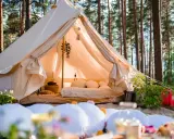Glamping co to? Luksusowy namiot w lesie, z wygodnym łóżkiem i dekoracjami, zaprasza do odpoczynku na łonie natury.