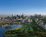 Widok na Melbourne, największe miasto Australii, z jego drapaczami chmur, parkiem i jeziorem.