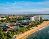 Widok z lotu ptaka na wybrzeże Sanur z hotelami, basenami i plażą.