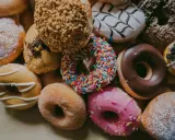 Tłusty Czwartek na świecie: Gdzie jedzą pączki, a gdzie mięso?