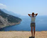Jak pozować do zdjęć na wakacjach? Naturalne pozy i triki!