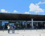 Lotniska na Cyprze: budynek lotniska w Pafos z napisem w języku greckim i angielskim.