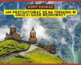 Gruzińska cerkiew na zielonym wzgórzu w górach Kaukazu, otoczona mgłą.