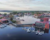 Malownicze miasteczko w krainie wielkich jezior, z nowoczesnym hotelem i mariną pełną łodzi.