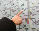 Palec na mapie metra w Barcelonie, wskazujący drogę do Hospital Clínic. Planujesz podróż z lotniska Barcelona?