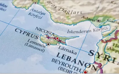 Mapa pokazuje Cypr, jego stolice Nikozję i inne miasta. Widać też fragmenty Turcji, Syrii i Libanu.