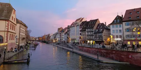 Malowniczy kanał w Strasburgu, gdzie francuska elegancja spotyka niemiecką architekturę.