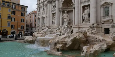 Fontanna di Trevi w Rzymie, wspaniałe dzieło sztuki, idealne na zwiedzanie Rzymu.