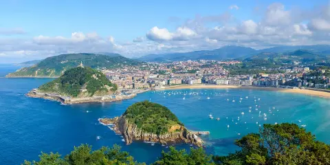 Widok na Zatokę La Concha, z górującym nad nią Monte Urgull, gdzie rozciąga się największe miasto Kraju Basków, San Sebastián.