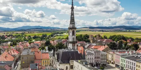 Urokliwe miasteczko z wieżą kościelną, idealne na jednodniową wycieczkę. Atrakcje do 30 km od Wrocławia czekają!